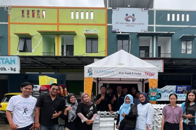 Tim PT Hikma Langgeng Abadi berfoto bersama di depan booth pameran atap MATTAKA