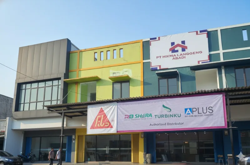 Kantor PT Hikma Langgeng Abadi di Bekasi dengan papan nama distributor resmi SIKA, RB SHERA, TURBINKU, dan APLUS